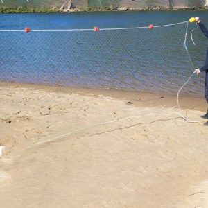 ماهیگیری در سد با تور ماهیگیری